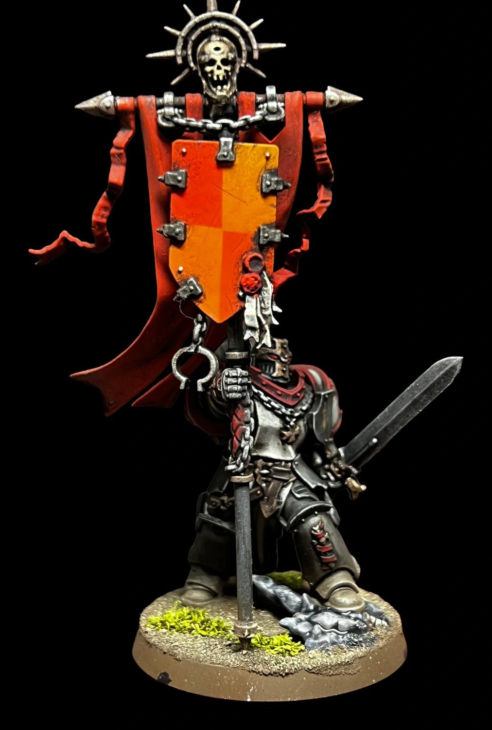 Black Templar Crusade Ancient in schwarzer Rüstung mit rotem Banner und Schwert