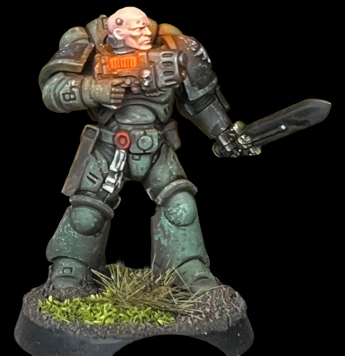 Dark Angels Intercessor Sergeant in grüner Rüstung mit unbedecktem Kopf und Schwert