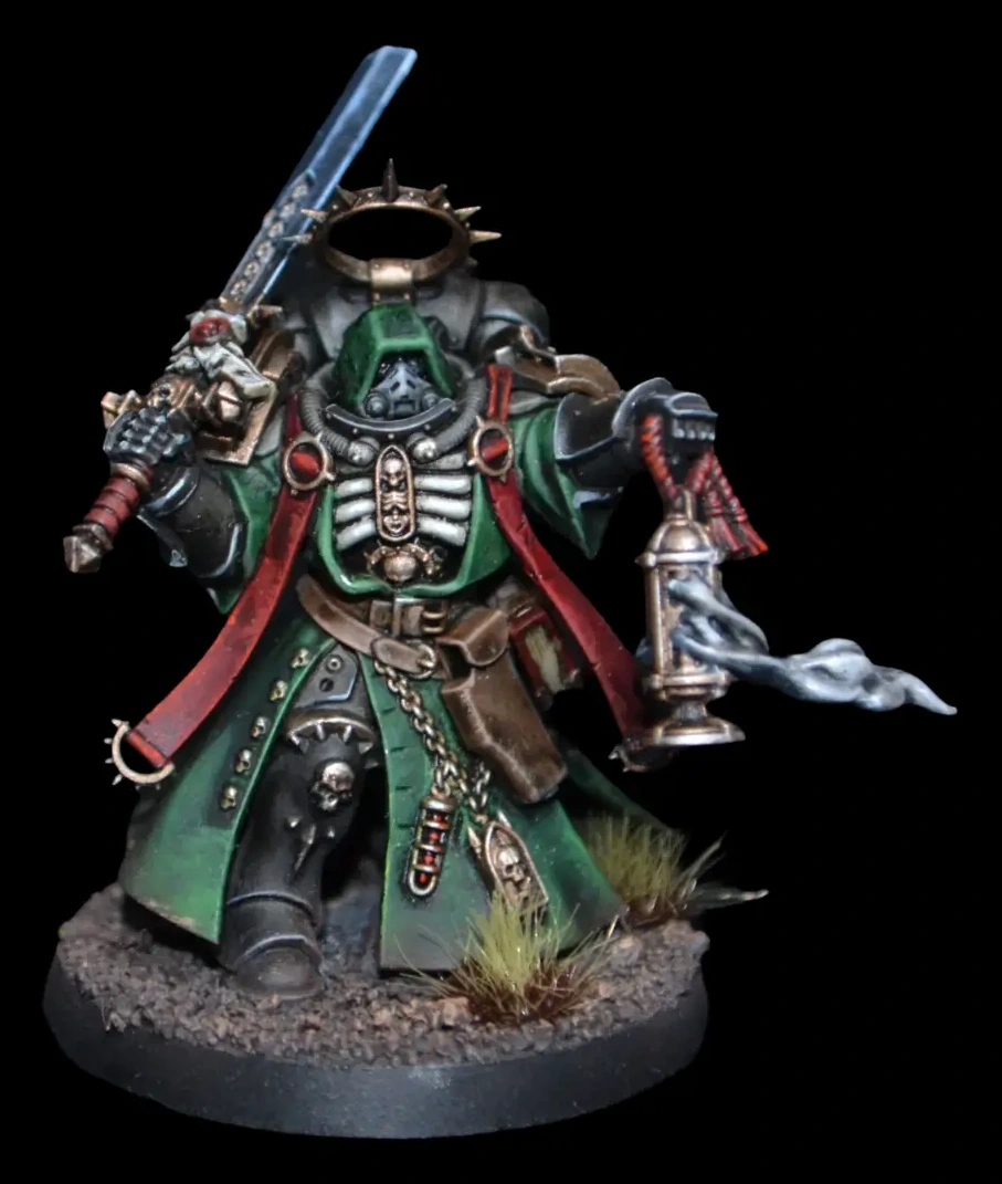 Dark Angels Judiciar in grüner Rüstung mit erhobenem Schwert und Sanduhr