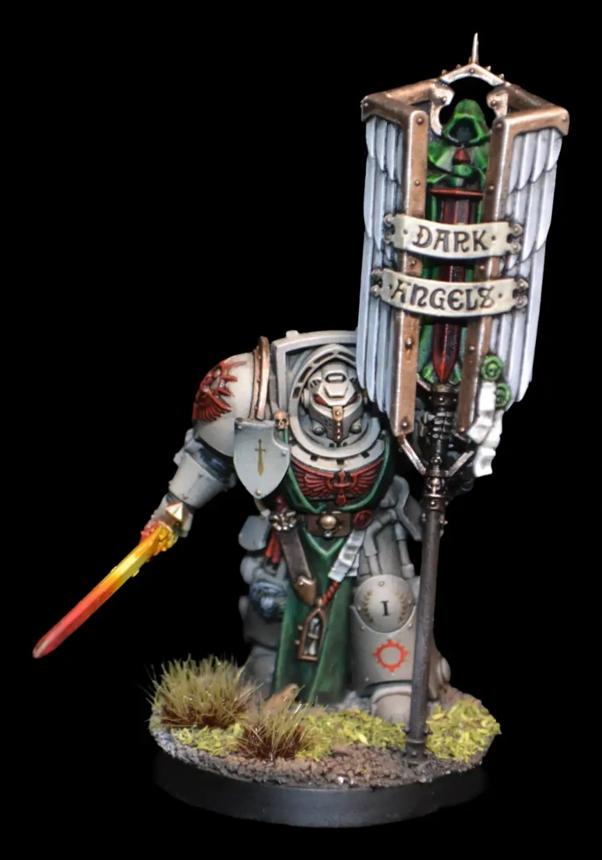 Deathwing Ancient mit großem Dark-Angels-Banner und glühender Klinge