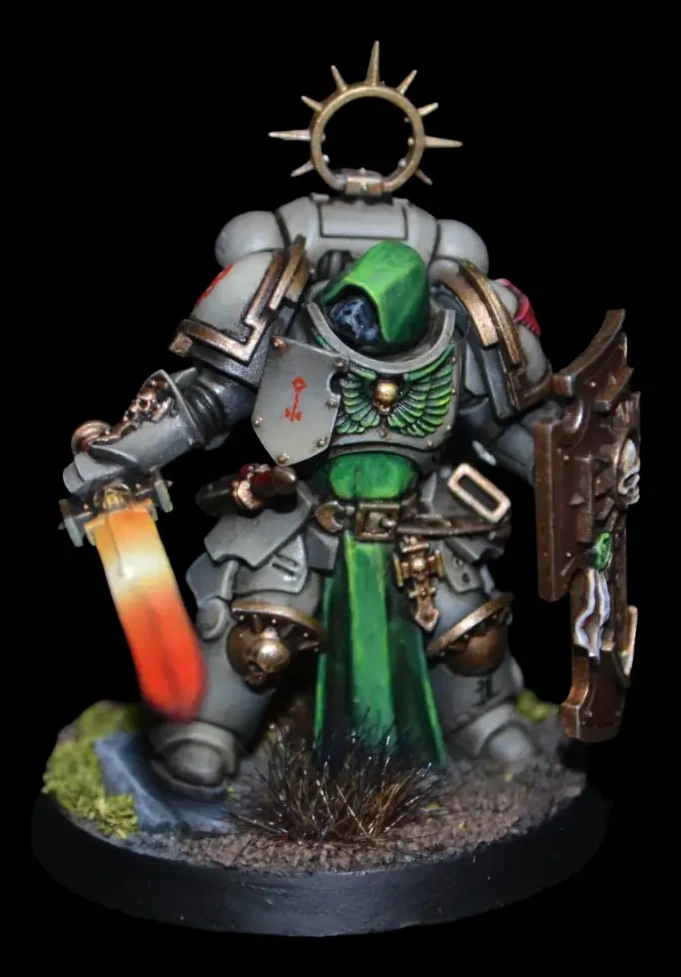 Deathwing Bladeguard Veteran in heller Rüstung mit grünem Wappenrock, Schild und glühender Klinge