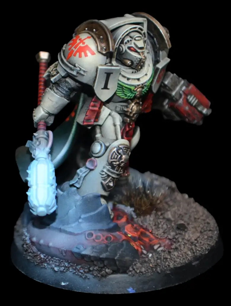 Detail: Deathwing Captain in heller Terminatorrüstung mit blau leuchtendem Hammer auf felsiger Base mit Lava