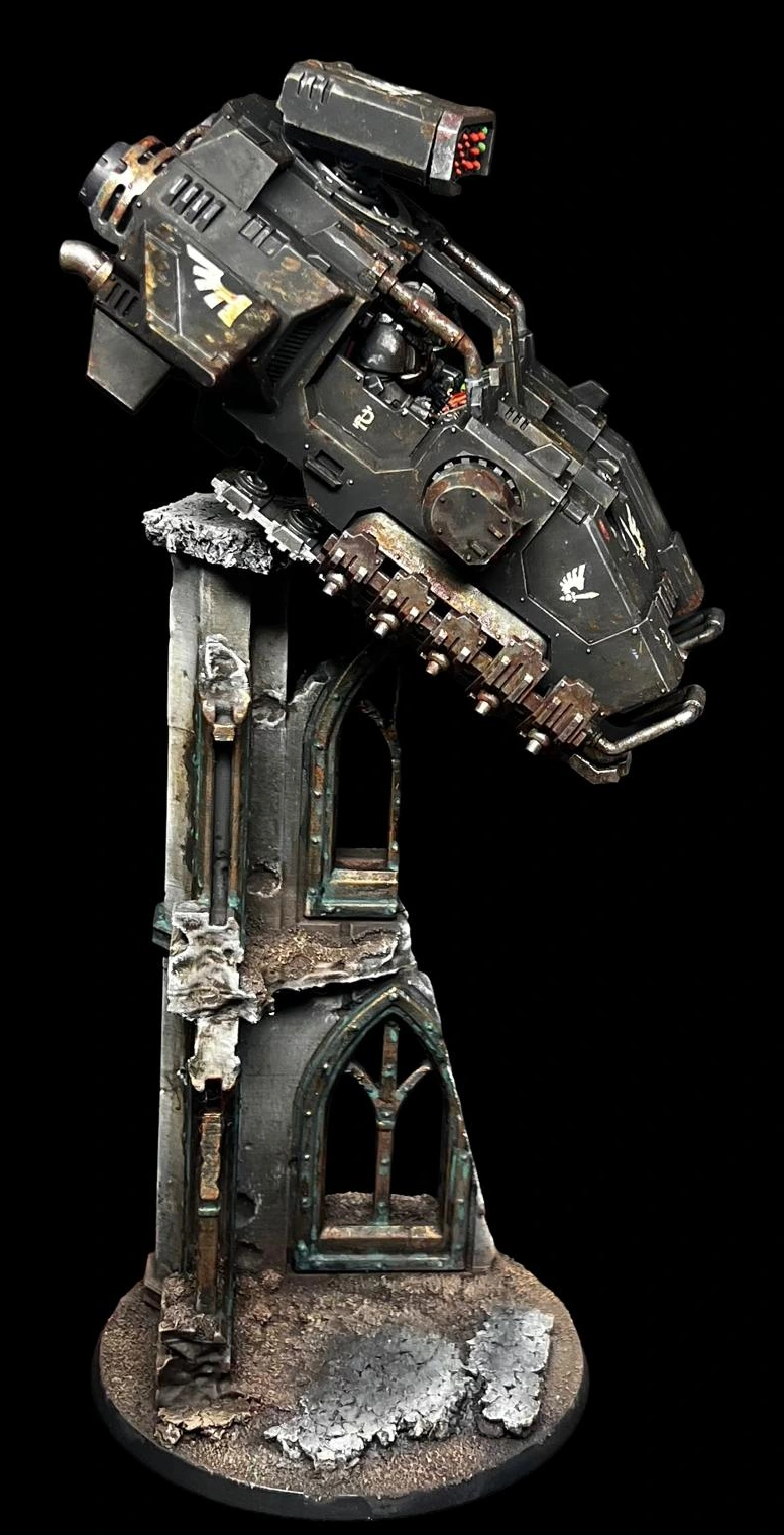 Deathwing Land Speeder mit verwitterter dunkler Panzerung über einer Ruinenbase