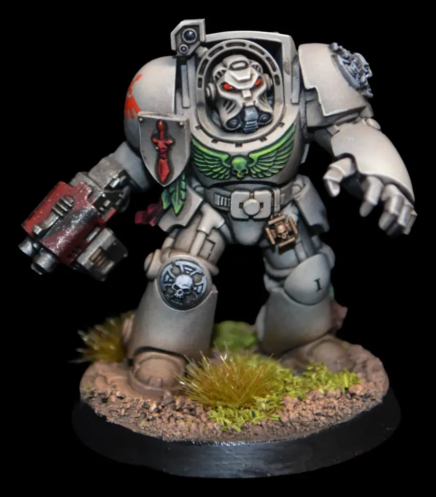 Deathwing Terminator in heller Rüstung mit rotem Bolter und grünen Abzeichen