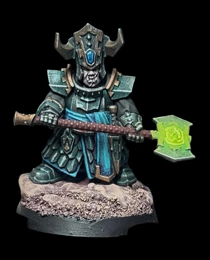 Helsmiths of Hashut Kohort in grünlicher Rüstung mit gehörntem Helm, blaugrünem Gewand und grün leuchtender Streitaxt auf Steinbase vor schwarzem Hintergrund