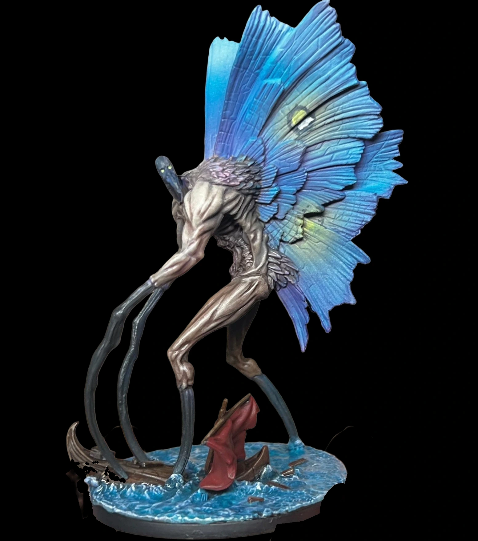 Detail: Hermesian Pursuer aus Aeon Trespass: Odyssey mit blauen Flügeln auf Wasserbase vor schwarzem Hintergrund