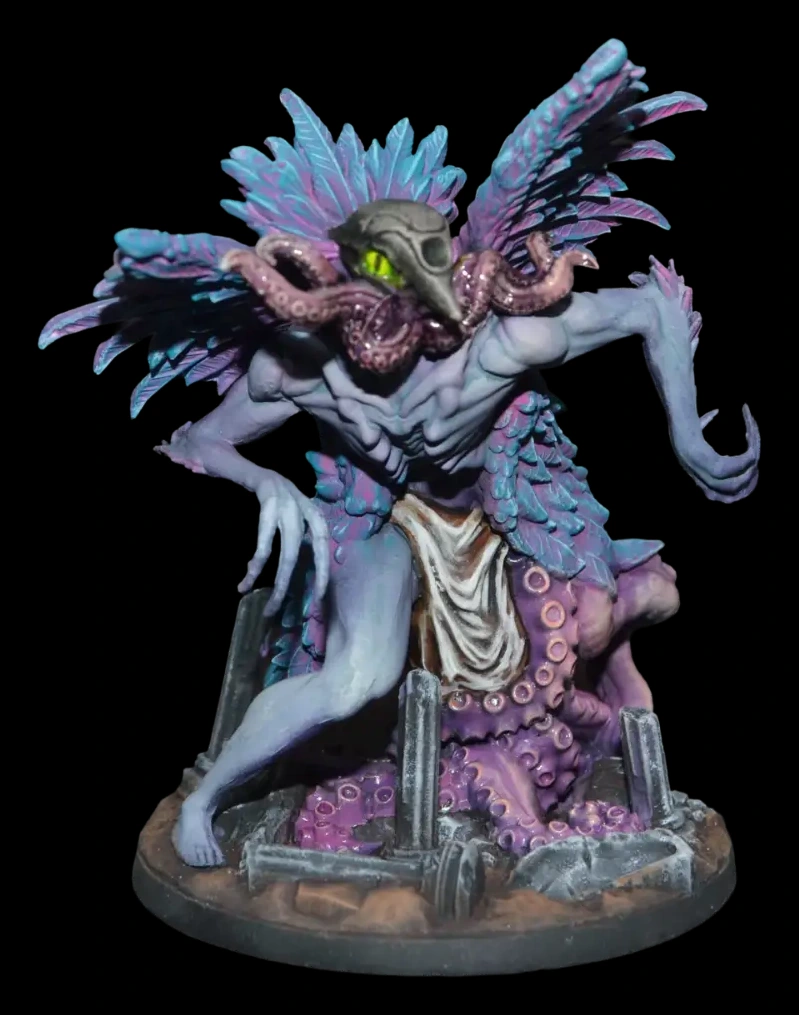 Icarian Harpy aus Aeon's Trespass mit blau-violettem Gefieder, Schädelmaske und Tentakeln auf Trümmer-Base vor schwarzem Hintergrund