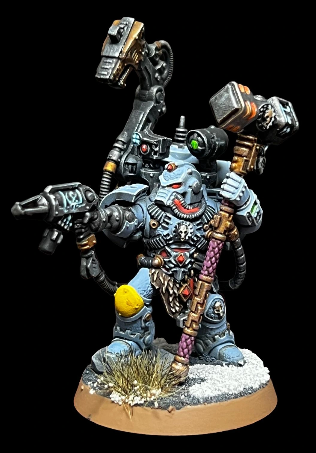 Iron Priest in blaugrauer Rüstung mit Hammer, mechanischen Armen und grüner Optik auf Schneebase