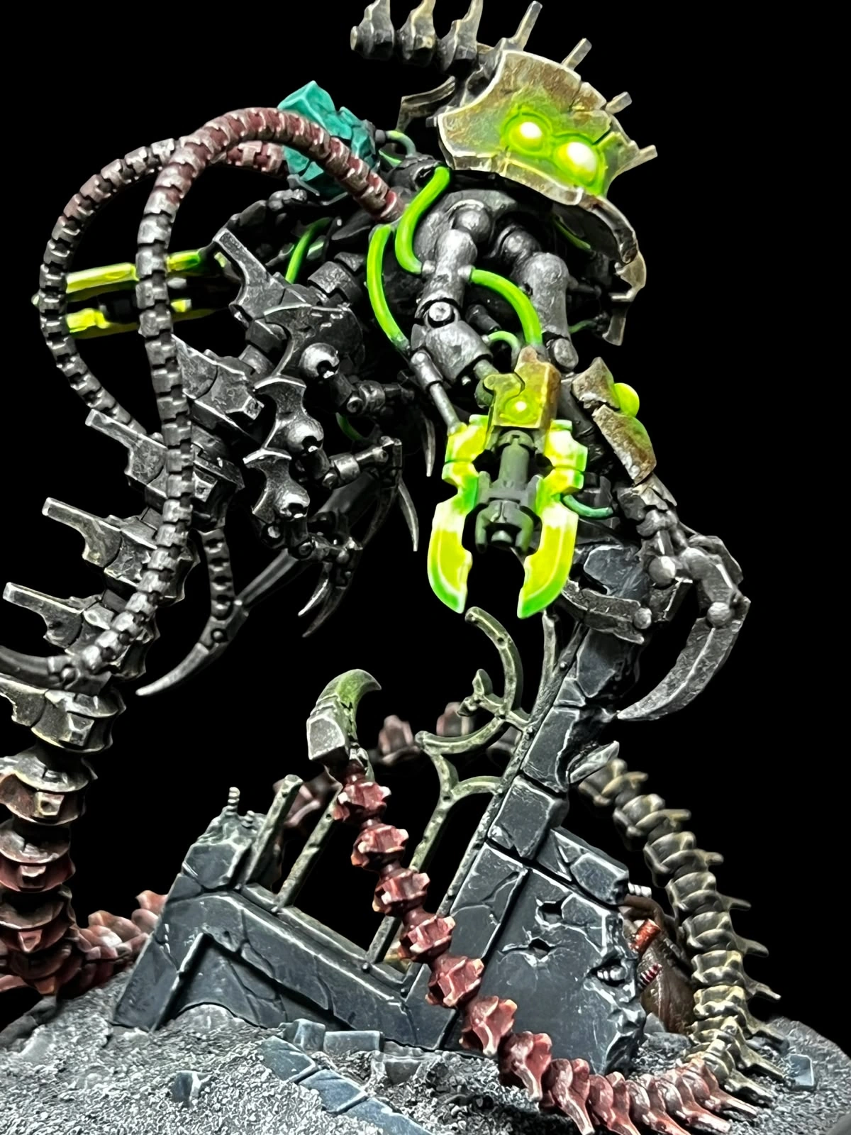 Nekrosor Ammentar mit feinen Metallhighlights und grünen Energieschläuchen, dritte Ansicht