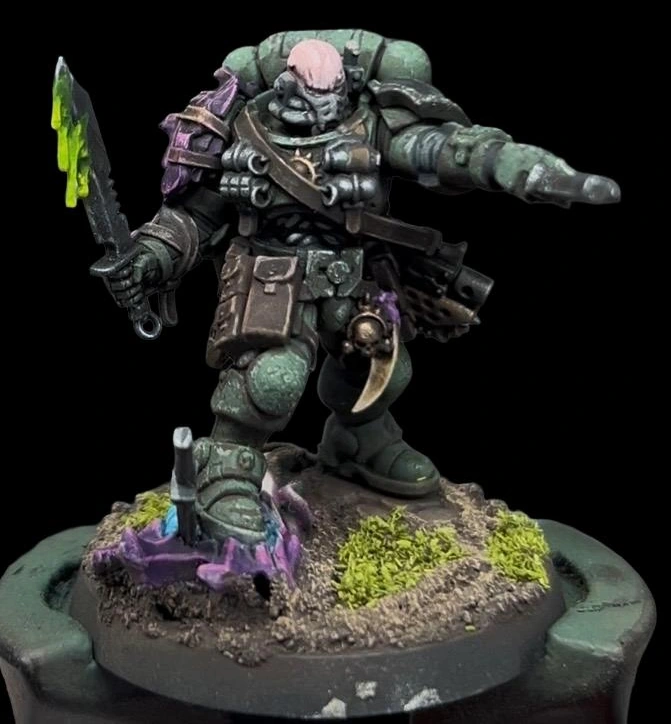 Space Marine Lieutenant with Combi-weapon in grüner Rüstung mit violetten Trophäen und grün leuchtender Klinge