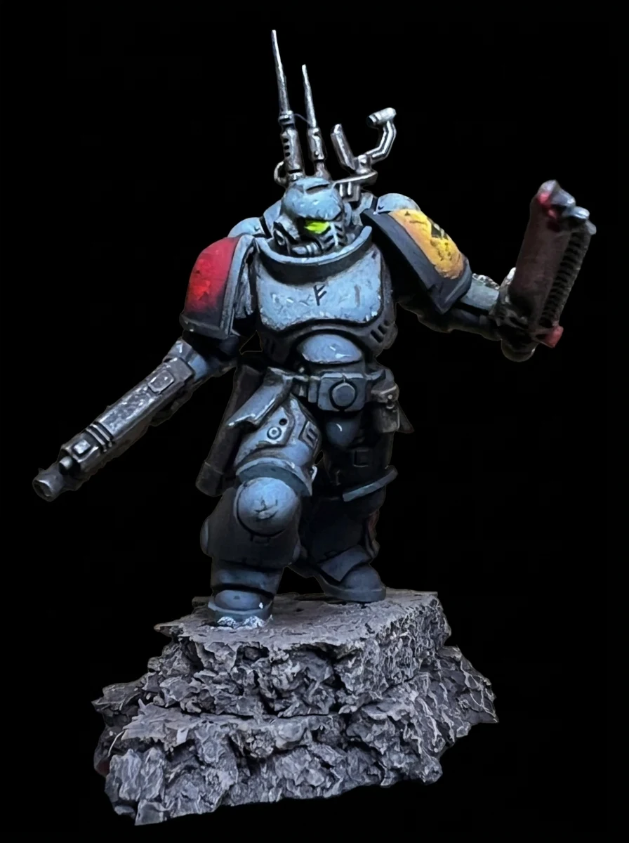Space Wolves Blood Claw mit Helm, grünen Augen und blaugrauer Rüstung auf hoher Felsbase