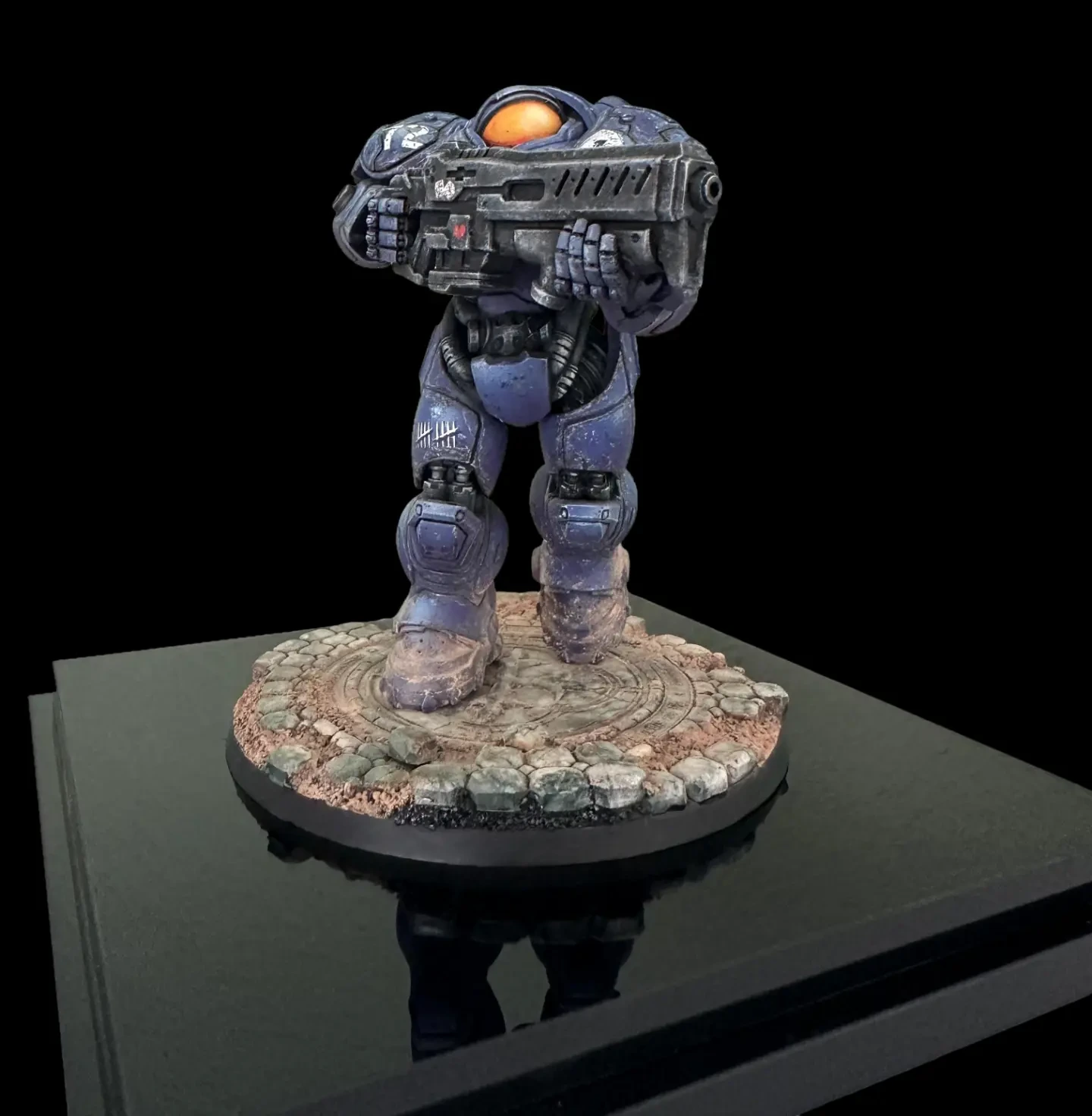Star Craft Space Marine in verwitterter blaugrauer Rüstung mit orangefarbenem Visier und großem Gewehr auf strukturierter Base