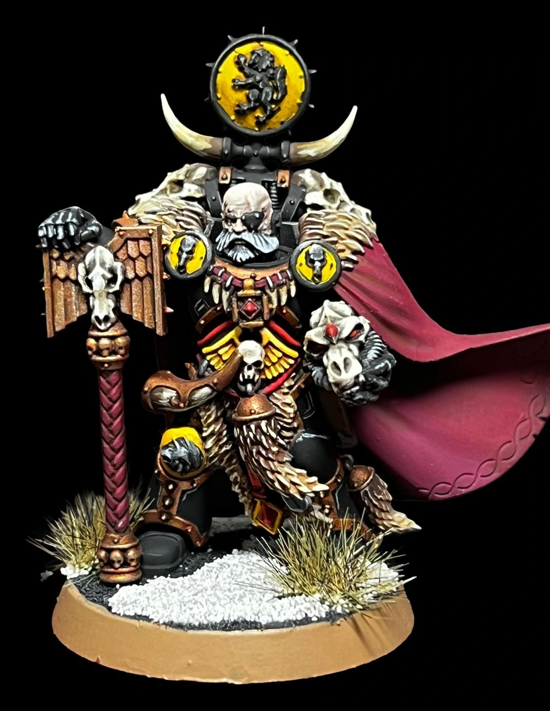 Ulrik the Slayer mit Schädelhelm, rotem Umhang und gelben Abzeichen auf Schneebase